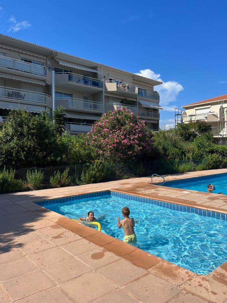 Studio Cosy Avec Terrasse Et Garage Saint-Laurent Du Var Limitrophe Nice Bagian luar foto